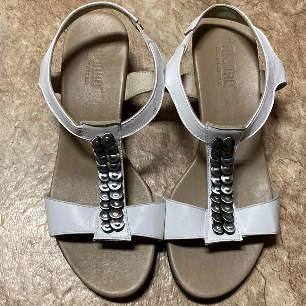 Munro White & Silver Size 8W Sandals with Cushioned Footbed Summer